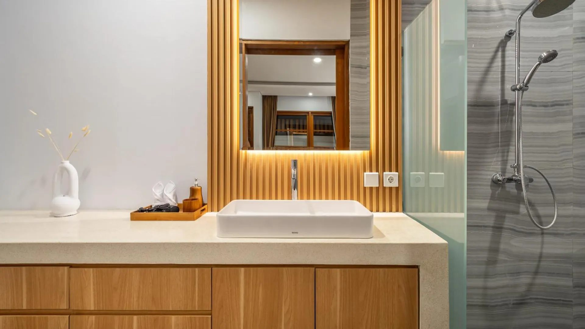 Limited Offer! Stunning New 2Br Villa With Large Pool - Canggu Escape!